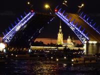 Lichterfahrt durch St. Petersburg, Öffnung der Palast-Brücke