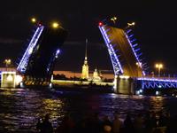 Lichterfahrt durch St. Petersburg, geöffnete Palast-Brücke