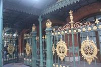 kunstvolles Tor am Holzhaus Peter I.