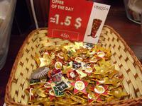 Überall gibt es Orden als Souvenirs, oder auch das Lenin-Kinderbild zum Anstecken