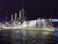 Der Panzerkreuzer Aurora während der Lichterfahrt