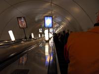 mit der Rolltreppe geht es in die Tiefe