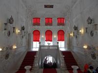 das klassizistische Treppenhaus