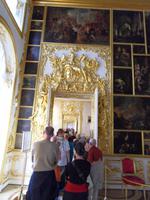 Statt Tapete gibt es hier Gemälde