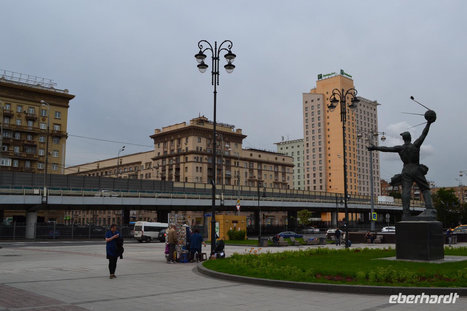 Moskau - Sputnik-Denkmal und Hotel