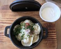 Pelmeni mit Smetana, das russische Leibgericht