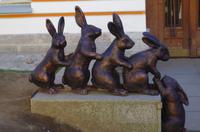 Rettung eines Hasen bei der Überschwemmung - ein Denkmal für das Symbol der Haseninsel