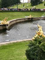 Peterhof: Wasserspiele im Park