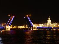 Die Newa-Brücken öffnen sich.