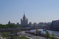 gläserne Hängebrücke im Park Sarjadje