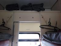 Taschenablage im Abteil oben