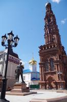 Fjodor Schaljapin vor der Offenbarungskirche, in der er getauft wurde