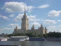 DSCN3198  Hotel Kiev mit eigenem Anleger