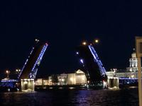 Brückenöffnung an der Newa