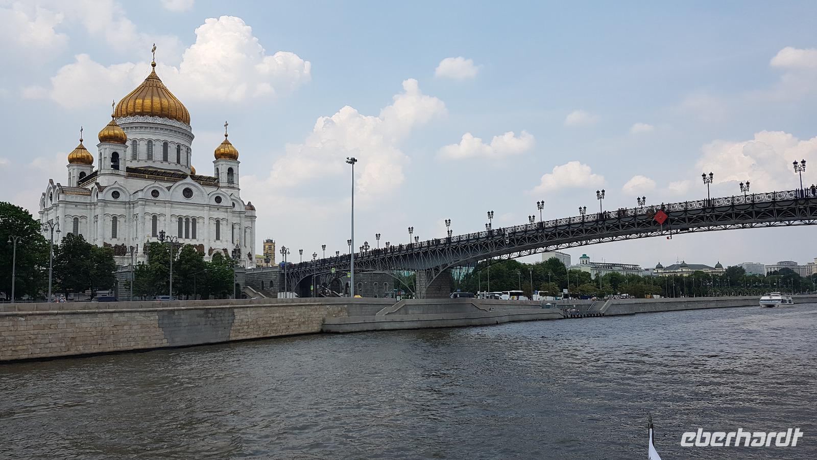 Moskau, Ausflugsschiff bei der Erlöserkirche