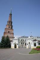 Das Parlament mit schiefen Turm
