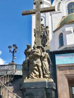 Ekaterinburg: Das Zarenkreuz vor der Kirche auf dem Blute