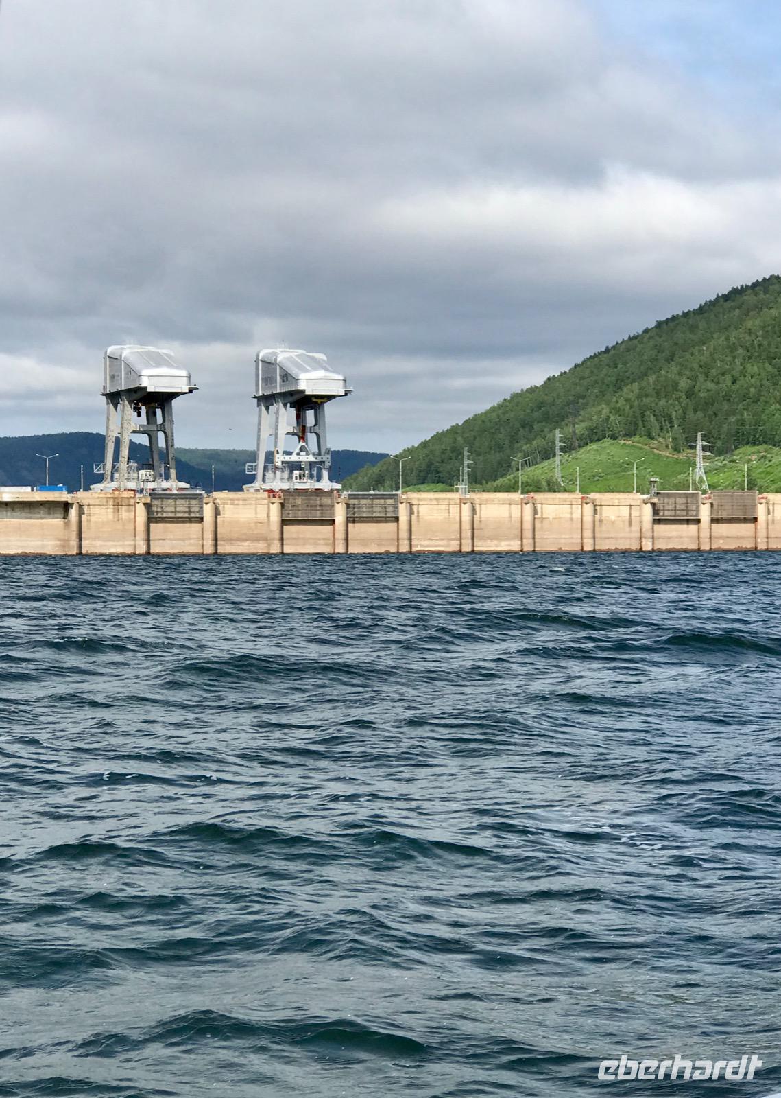 Divnogorsk: Staumauer des Wasserkraftwerkes