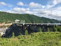 Divnogorsk: Staumauer des Wasserkraftwerkes