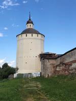 Klostermauer und Turm in Kirillow