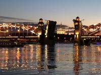 Petersburg bei Nacht - offene Brücken - freier Blick auf die Smolny-Kathedrale