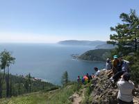 Listvjanka: Blick vom Cerskij-Felsen auf den Baikal