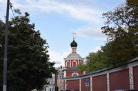 Eingangstor und Mauer des Klosters