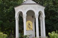 Ikone im Garten des Klosters