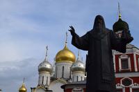 Begründer des Klosters mit Kathedrale im Hintergrund