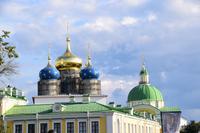 Die gold-blauen Kuppeln der Kathedrale in Twer 