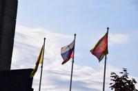 Russische Flagge und Stadtflagge von Twer