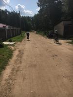 eine typische Dorfstraße