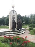 Die Skulptur für eine gute und lange Ehe in Dmitrov.