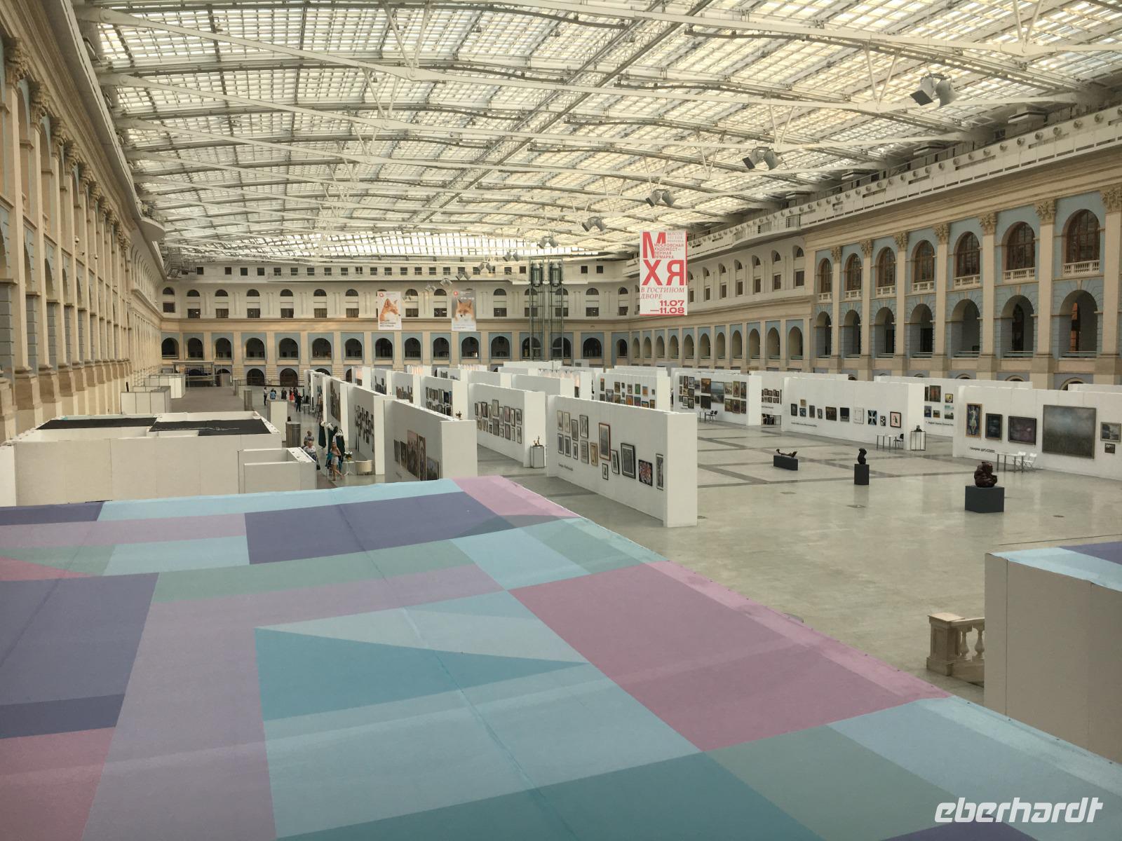 Eine Galerie i Moskau mit der größten freihängenden Glasdecke Europas.