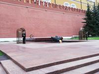  Grabmal des unbekannten Soldaten mit dem Ewigen Feuer an der Kreml-Mauer in Moskau. 