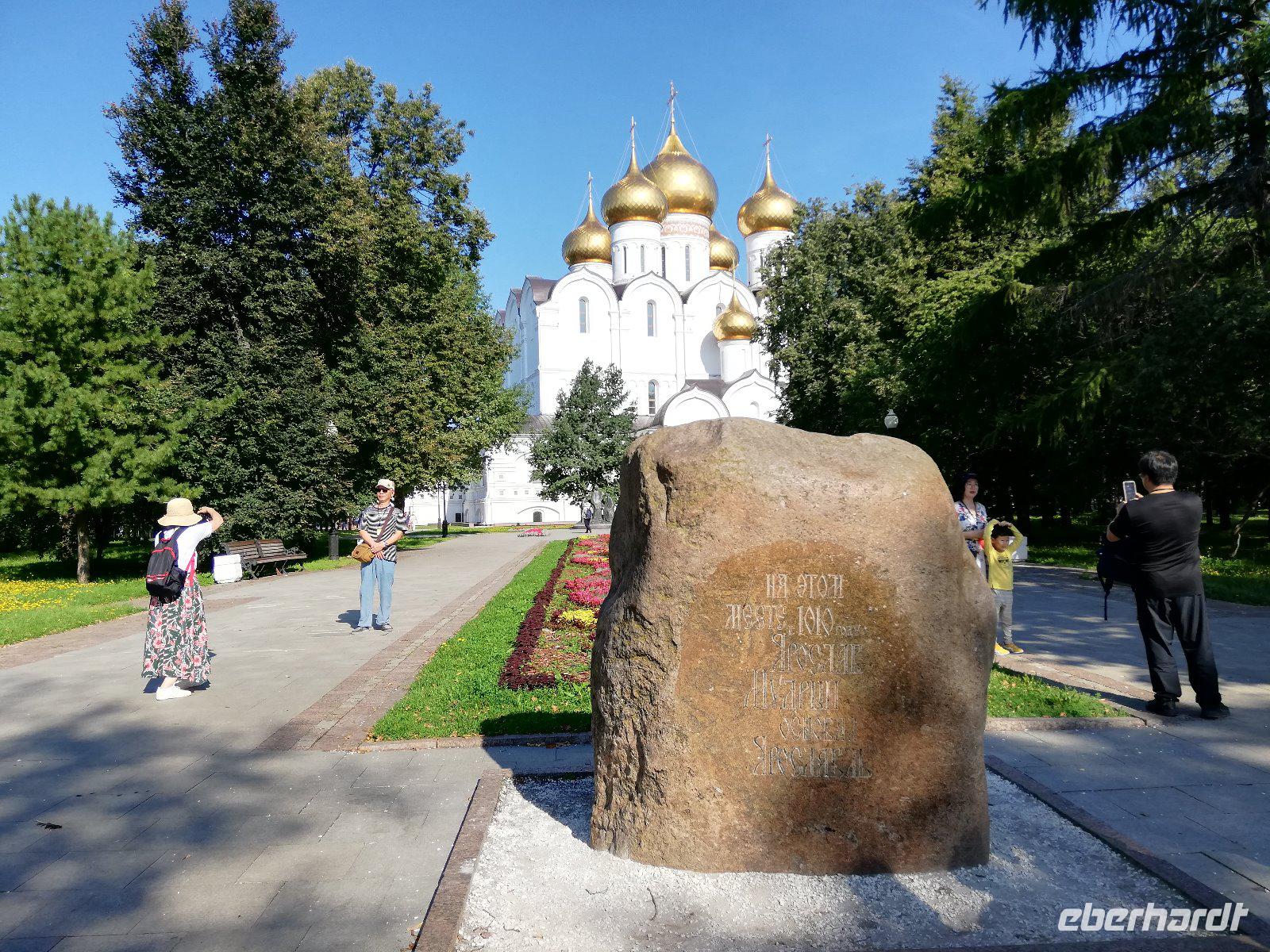 Jaroslawl, Mariä-Entschlafens-Kathedrale, Stein erinnert an die Gründung der Stadt