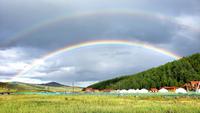 Doppelter Regenbogen über dem Jurtencamp