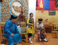 Folklore Tanz und Kehlkopfgesang im Jurtencamp bei Karakorum.