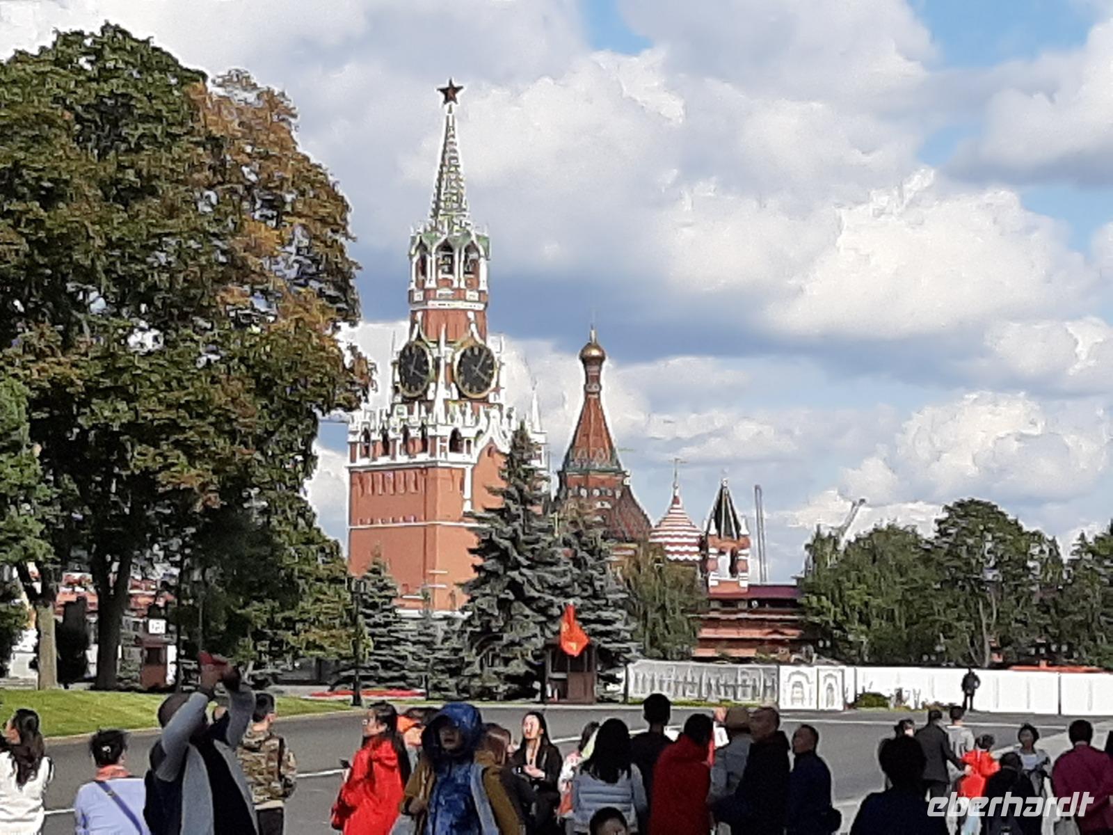 Moskau. Blick auf den Spasski-Turm und die Basilius-Kathedrale. 