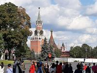 Moskau. Blick auf den Spasski-Turm und die Basilius-Kathedrale. 