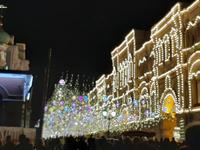 Moskau. GUM am Abend .