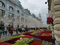 vor dem Kaufhaus GUM