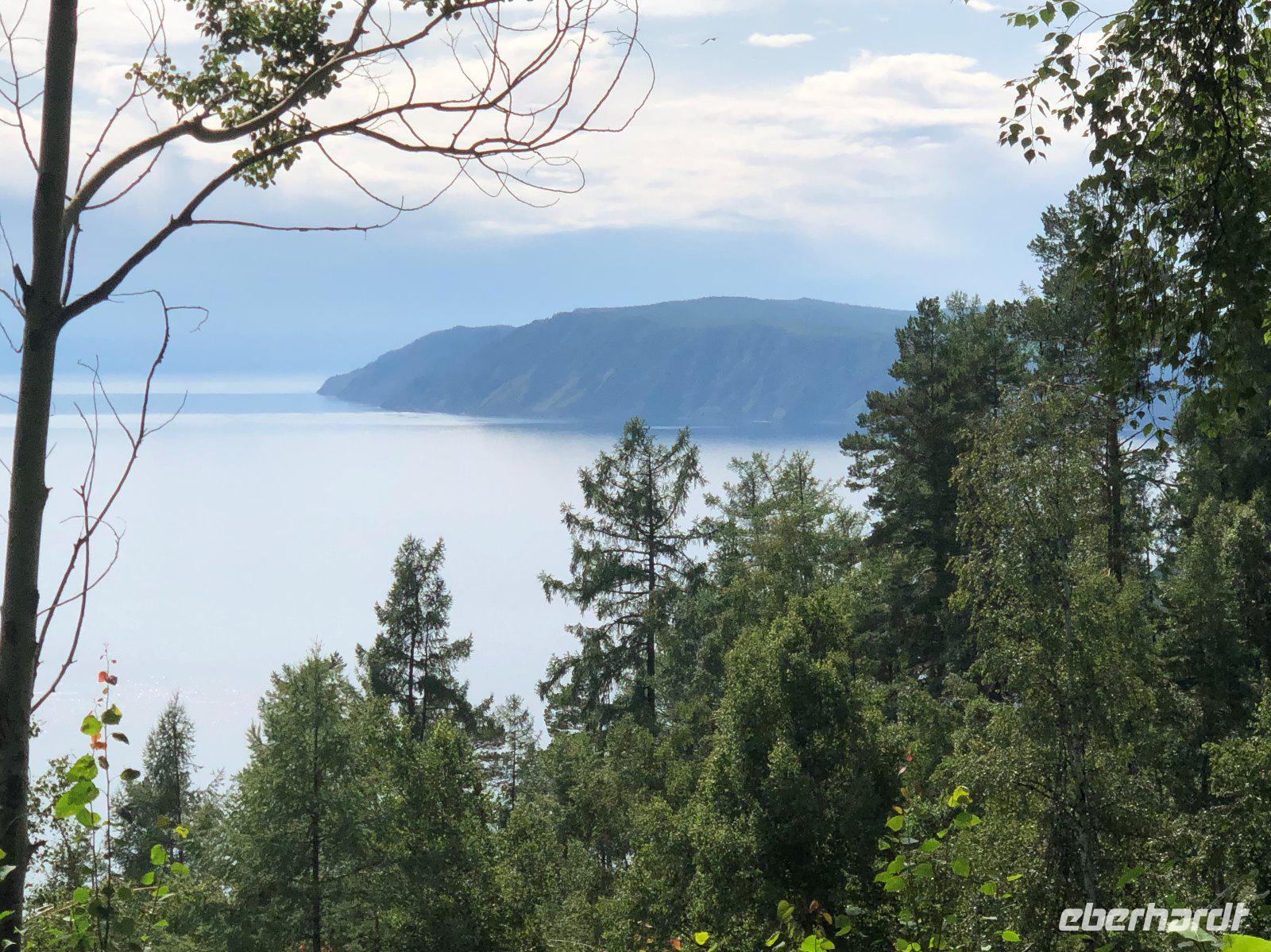 Blick vom Berg auf den herrlichen Baikal