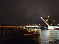 Brückenöffnung an der Newa