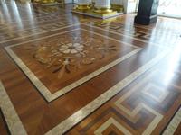 Kostbare Intarsien schmücken den Fußboden