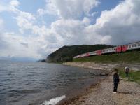 Der Zug hält in einer malerischen Bucht am Baikalsee