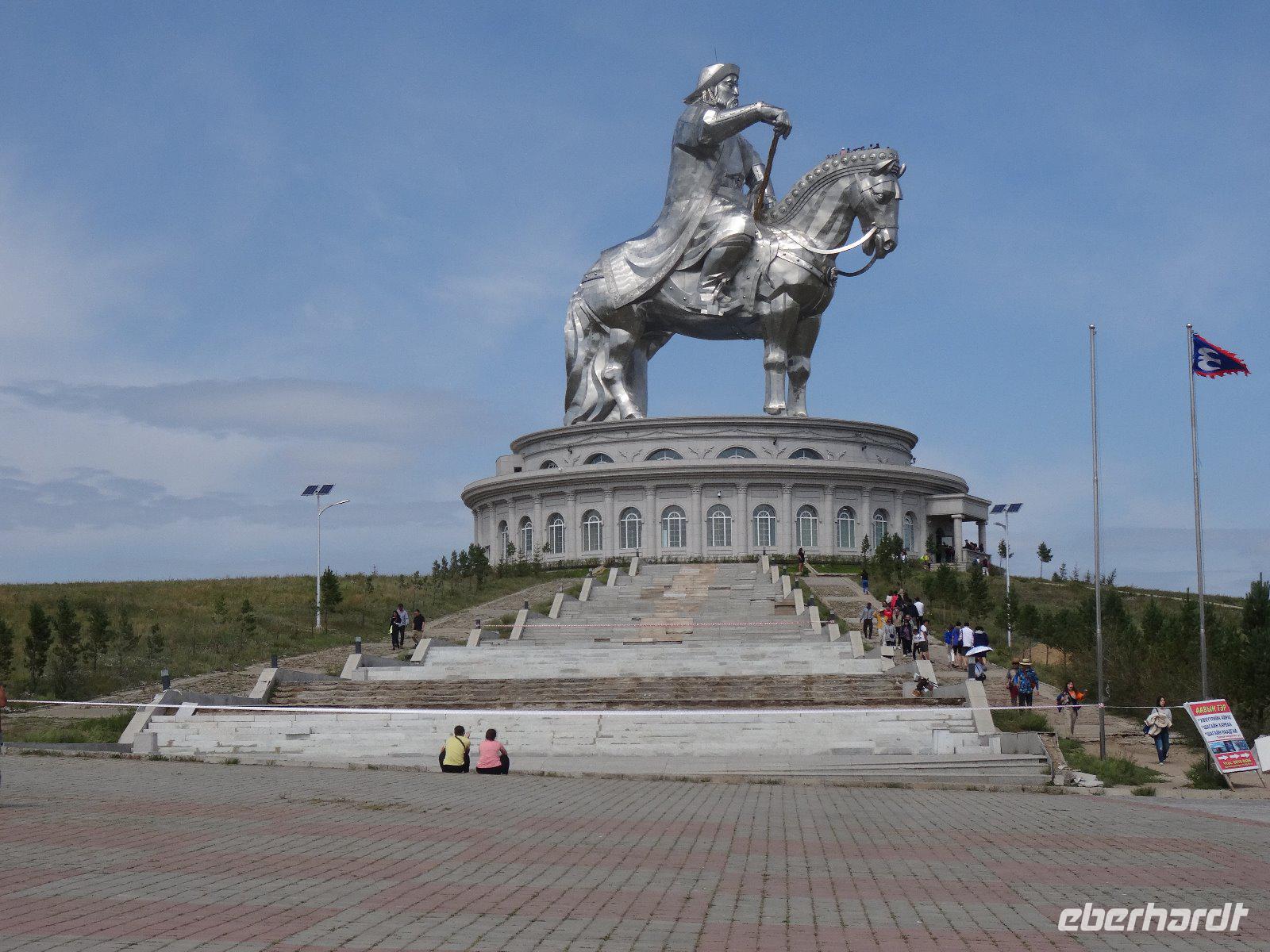 Gewaltig thront das Standbild auf einem Hügel in der Steppe