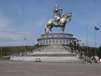 Gewaltig thront das Standbild auf einem Hügel in der Steppe
