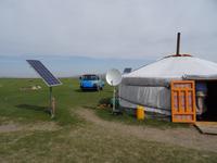 Eine moderne Jurte mit Photovoltaik und Satelitenschüssel