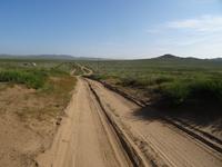 Die Straße ist nur ein Sandweg